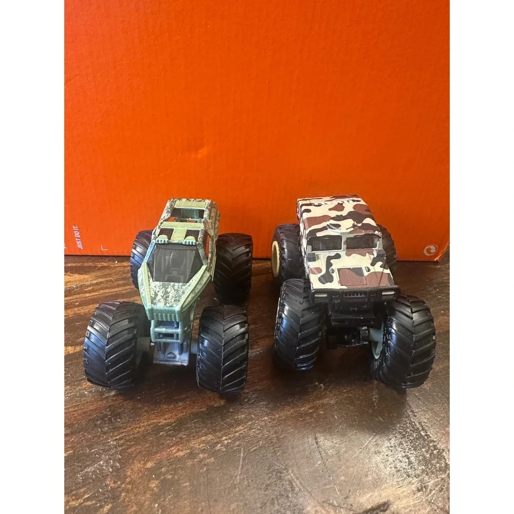 Monster Jam Soldier Fortune & Hot Wheels HWMT Humvee CamoMonster Trucks 1:64‎